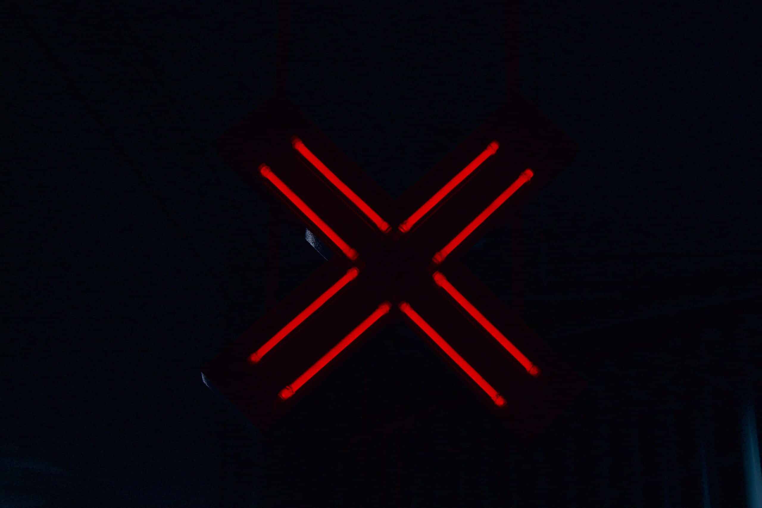 Una X rossa fatta con i led