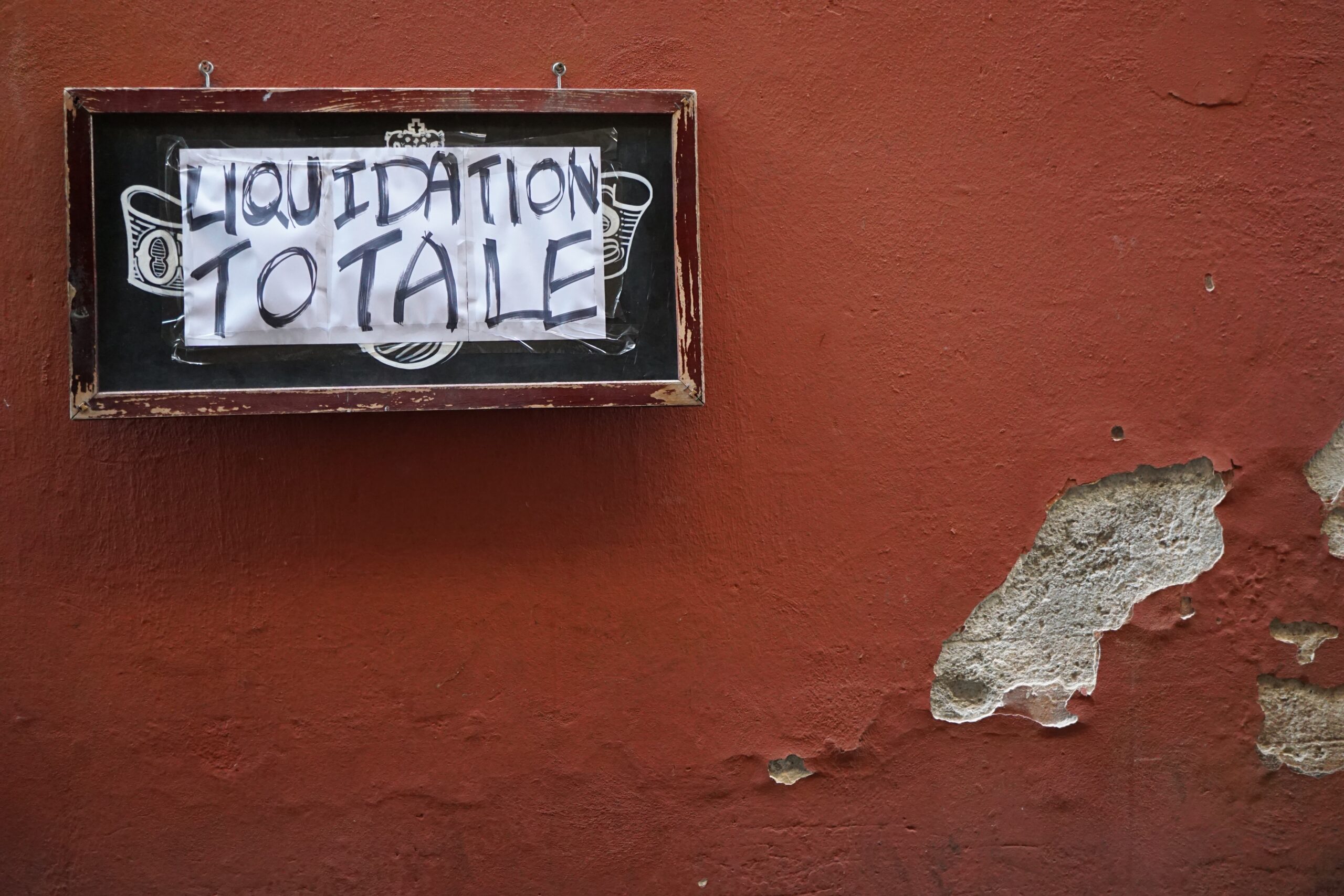 un cartello che annuncia una liquidazione totale
