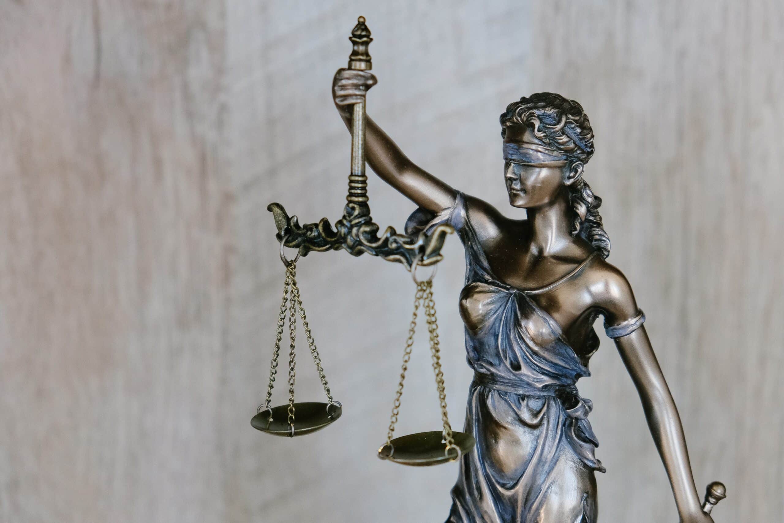 Un statua rappresentante la giustizia